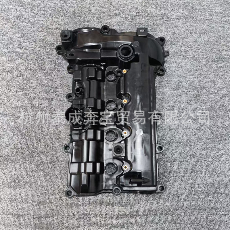 Suitable for Mazda 2 Engine Cylinder Head Valve Cover P301-10-210 P30110210