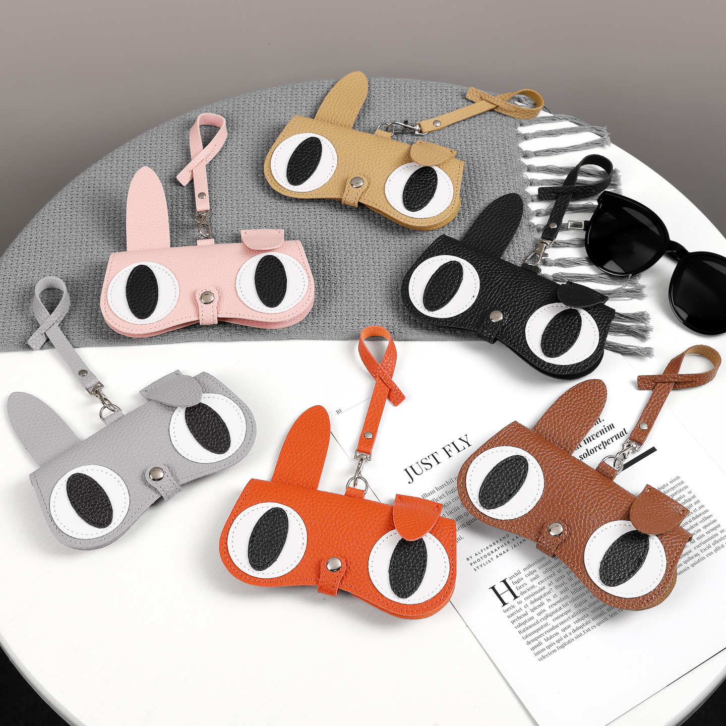 Caja de gafas encantadora de dibujos animados, gafas de sol portátiles para hombres y mujeres, bolsa de almacenamiento para gafas de miopía, bolsa de gafas, colgante