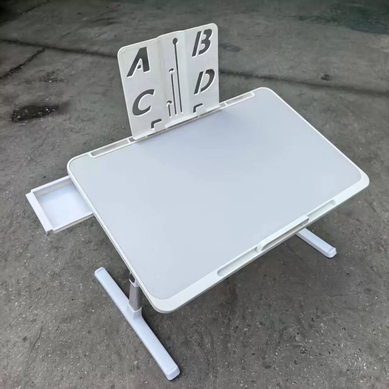 Производитель поставляет складные столы, прикроватные столики, прикроватные письменные столы, компьютерные столы, компьютерные столы для общежитий, складные компьютерные столы.