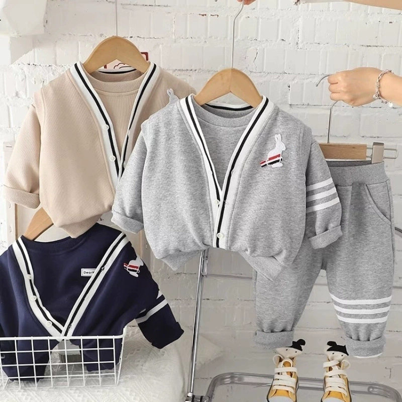 Костюмы для мальчиков, новая модная детская одежда для малышей, весенне-осенний комплект из трех предметов для малышей, супер милая модная одежда, интернет-знаменитости