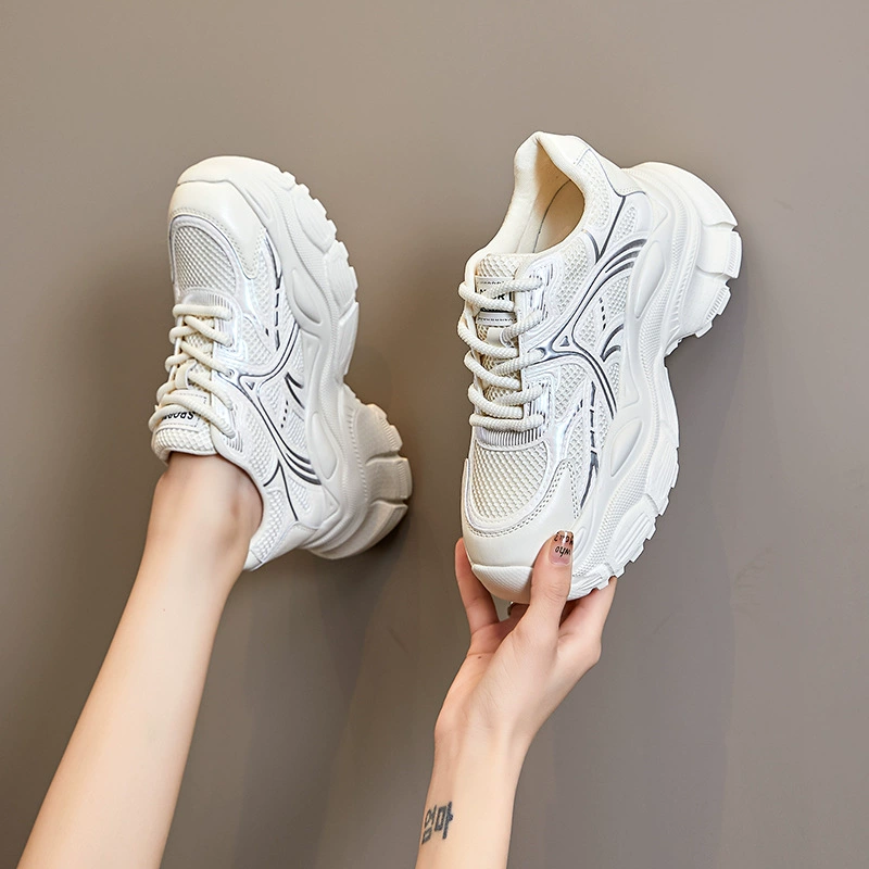 Толстая подошва сети красная мода папочка обувь женский 2025 новый повседневный дикий внутри увеличить легкую и маленькую спортивную обувь