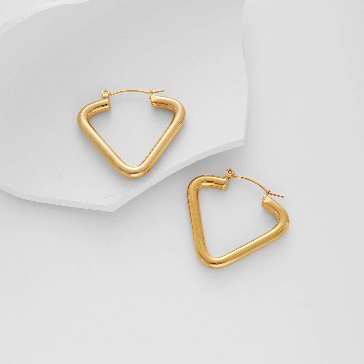 Nicho personalidad europea y americana exagerado nuevo aretes de acero inoxidable geometría triangular geometría personalidad pernos de acero de titanio