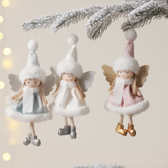 国境を越えた新しいクリスマス天使の女の子が高級なぬいぐるみを飾ったクリスマスクリスマスツリーの装飾品