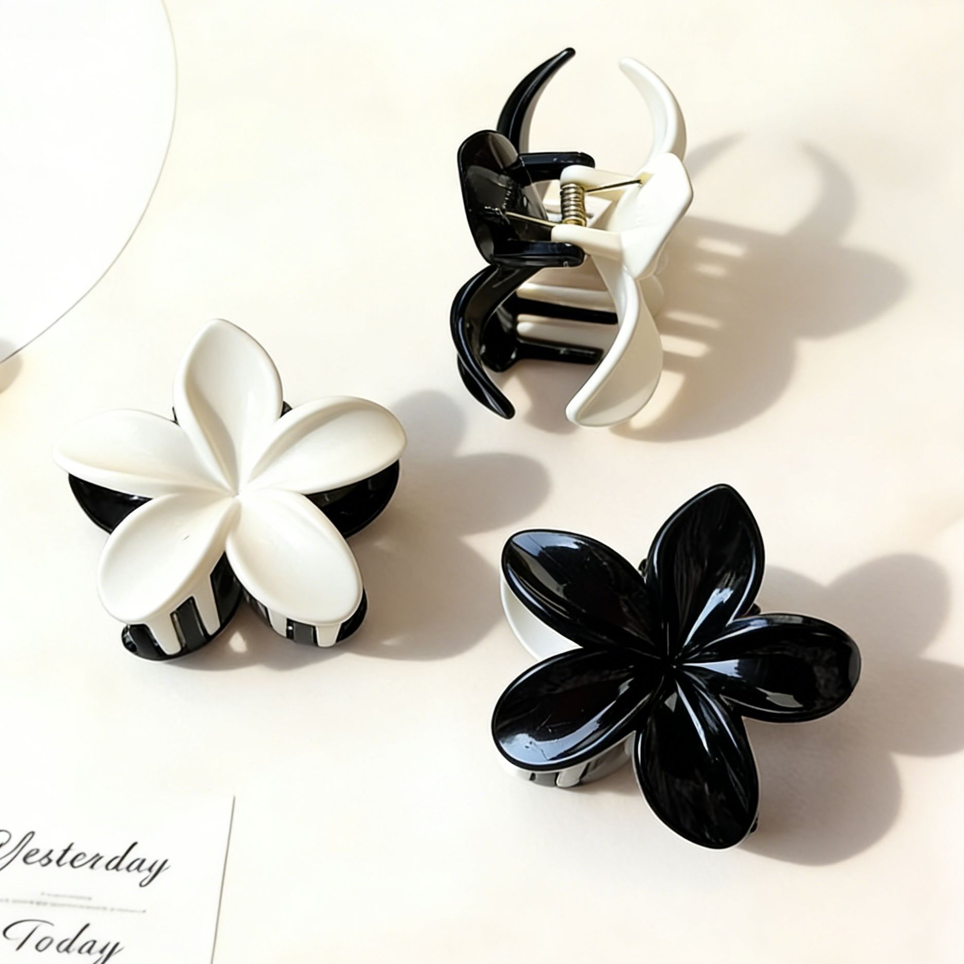 Pinza para el Cabello Acrílica con Diseño Floral Elegante