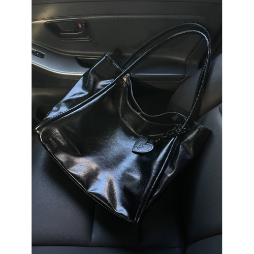 暗黑丘比特 新款爱心挂饰大容量托特包超轻便上班通勤包包