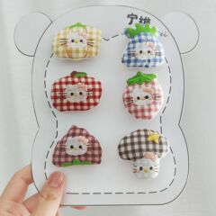 卡通布艺充棉玩偶配饰格子布kt猫水果造型胸针少女头饰服装辅料
