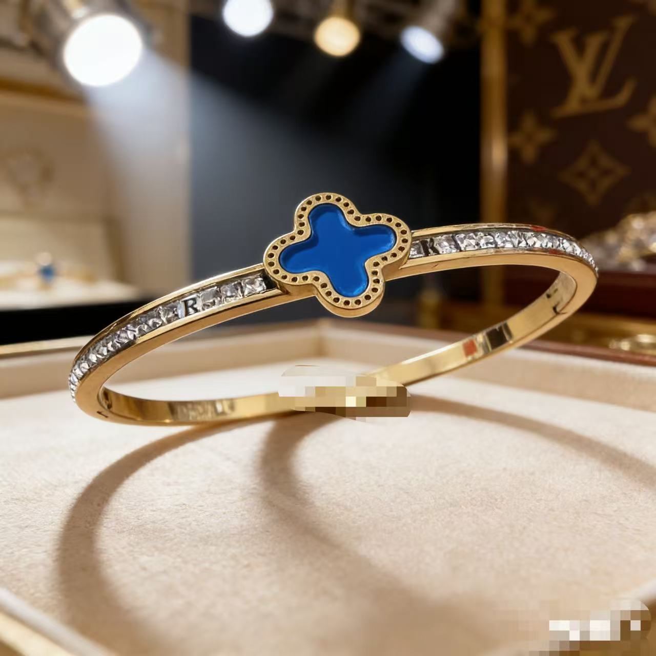 2025 新しいヨーロッパとアメリカのビッグブランドチタン鋼ブレスレット非退色ステンレス鋼ブレスレットバックルオープニングハンドジュエリー卸売