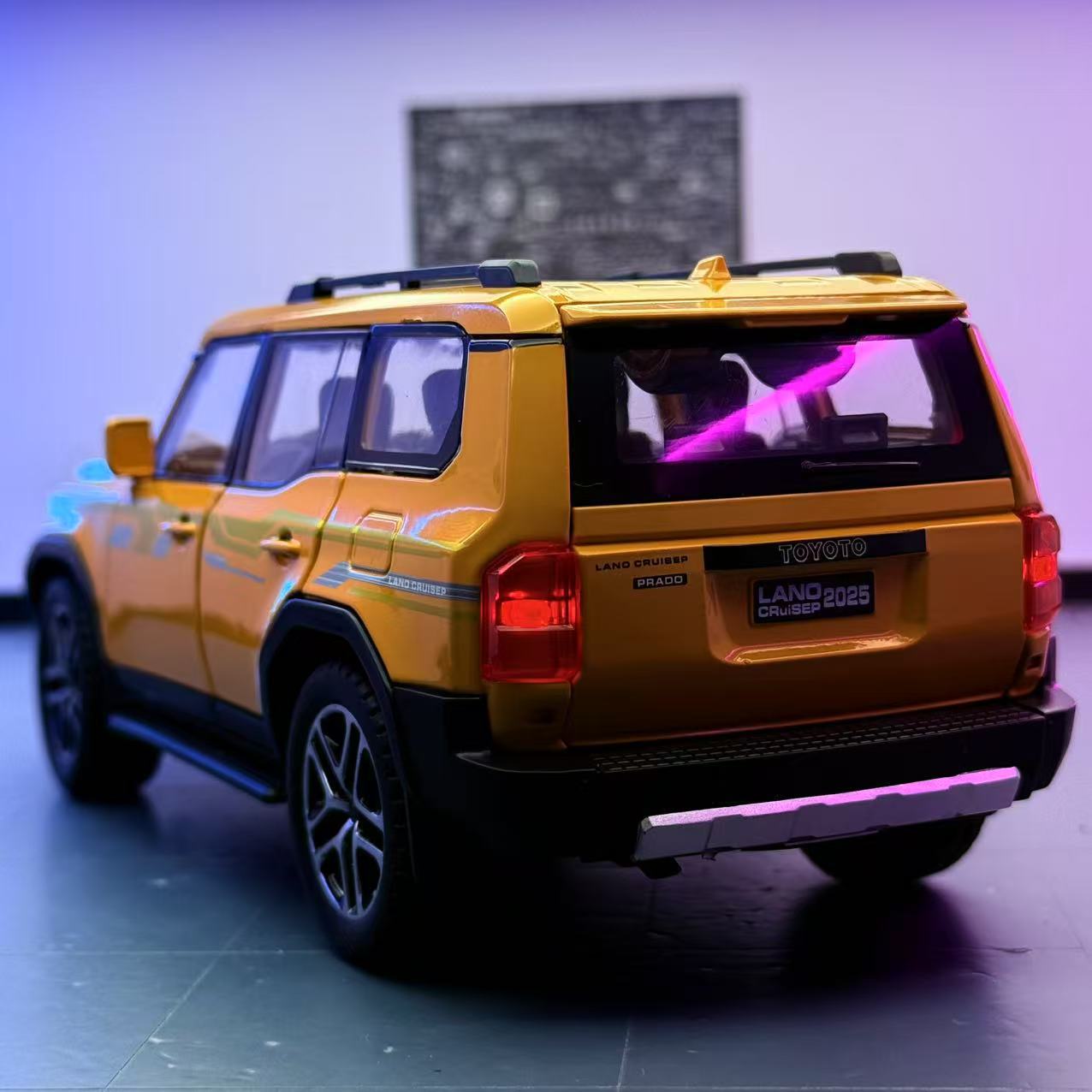 Modelo de coche Weili 1 a 24 Prado LC250 coche de calle aleación vehículo todoterreno modelo de sonido de retorno coche de juguete