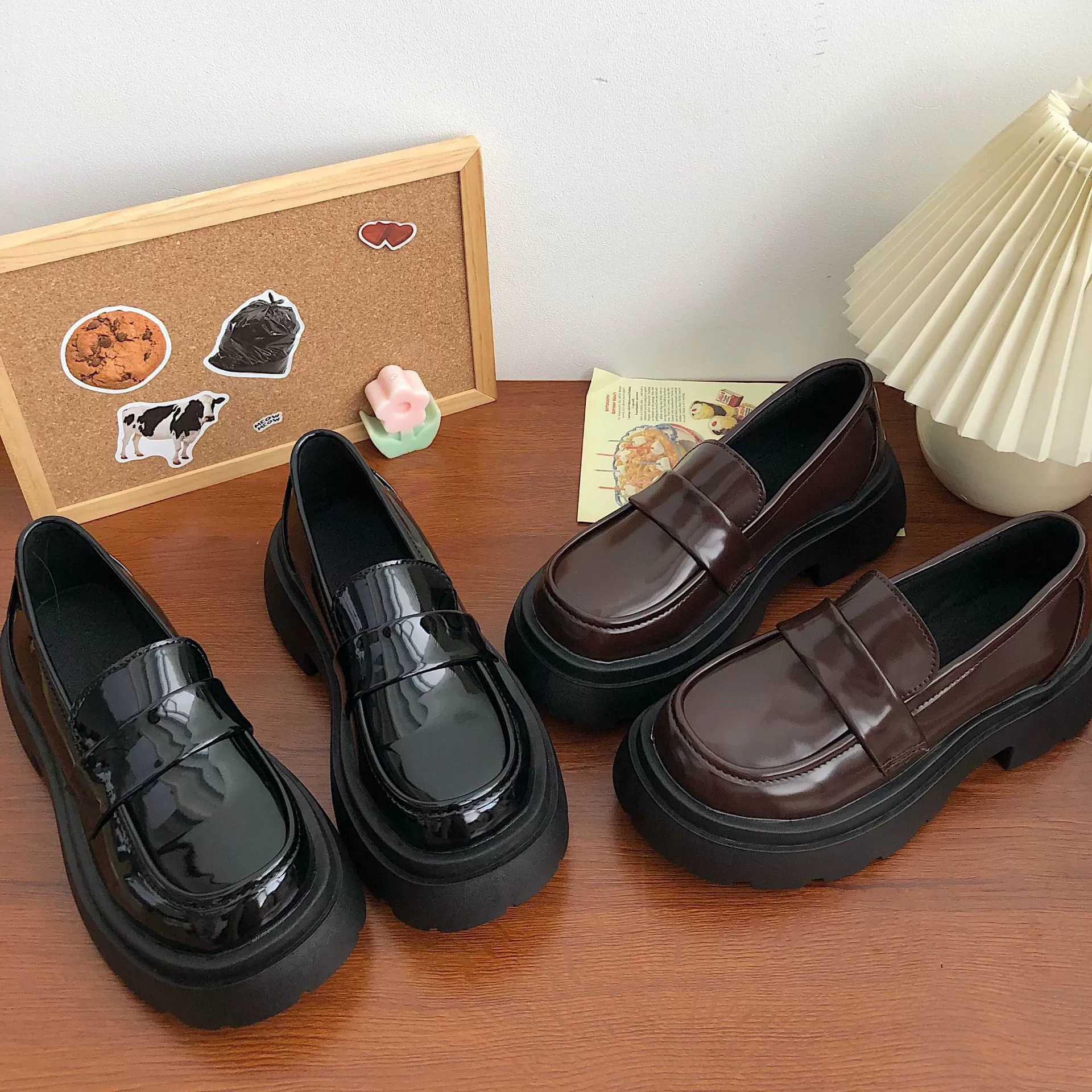 Черные осенние кожаные туфли для женщин в британском стиле, новые универсальные Лоферы без шнуровки с круглым носком и толстой подошвой, увеличивающие рост, однослойная обувь 2022 года