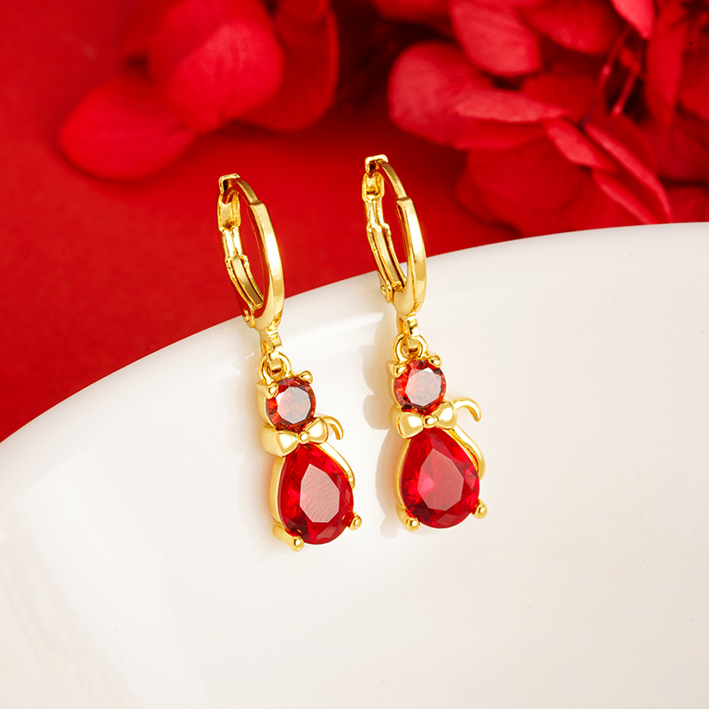 Oro KT pendientes de gato joyas chapadas en oro de las mujeres vino gema roja con incrustaciones de nicho pendientes retro fresco vivo caliente