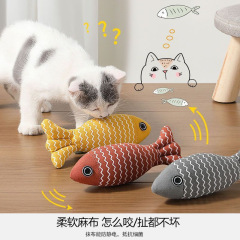 現物の猫のおもちゃは猫の麻布の魚をからかいます。