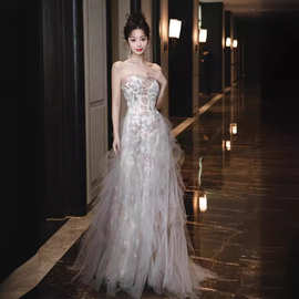 晚礼服在逃公主订婚裙轻奢小众高端宴会主持抹胸轻婚纱敬酒服新娘