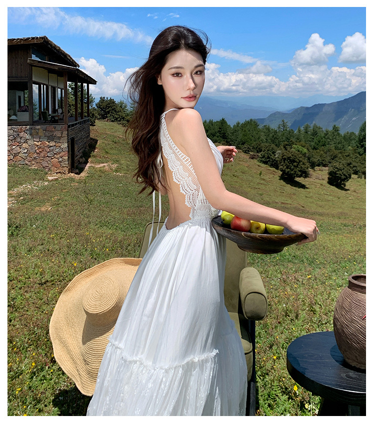 Boho-Urlaub: Weißes Maxikleid mit Spitzenbesatz und offenem Rücken – ein Kleid aus weißem Spitzen-Patchwork_voghion.com