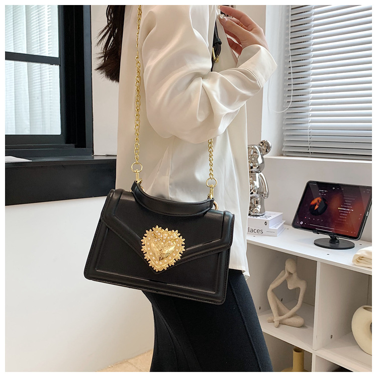 Bolsas Nova Moda Bolsa Feminina Bolsa Transversal de Alta Qualidade Bolsa Feminina com Corrente Bolsa Love Pearl Estilo Europeu e Americano Bolsa Quadrada Pequena_voghion.com
