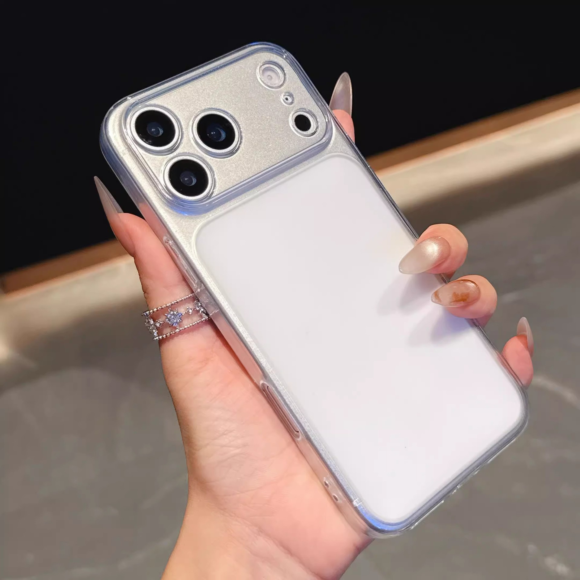 Compatible avec l'iPhone Pro Max, le téléphone se transforme instantanément en une coque antichoc semi-transparente ultra-mince en TPU mat de 17 pouces._voghion.com