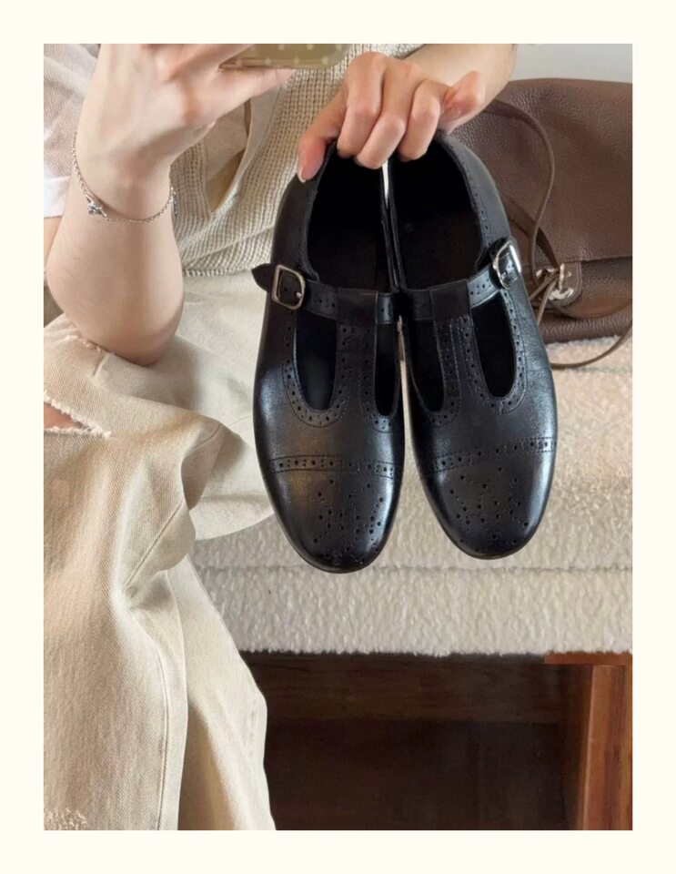 Giày bệt Mary Jane mũi tròn da lộn chạm khắc khóa chữ T phong cách retro, đế bằng 1 cm — Màu kaki, màu đen chi tiết 7