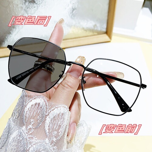 Prescription Blue Light Blocking Color-Changing Lightweight Makeup-Friendly Oversized Grey and Tea Tint Photochromic Sunglasses Wholesale