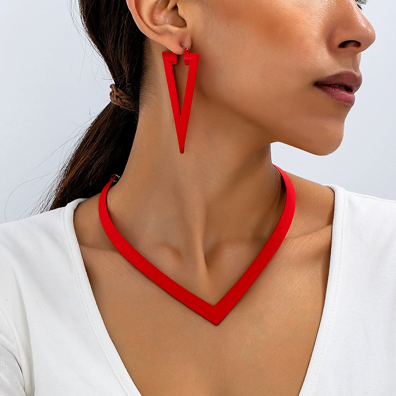 Трансграничные европейские и американские простые треугольные симметричные серьги, персонализированные длинные серьги, персонализированные полые геометрические серьги оптом