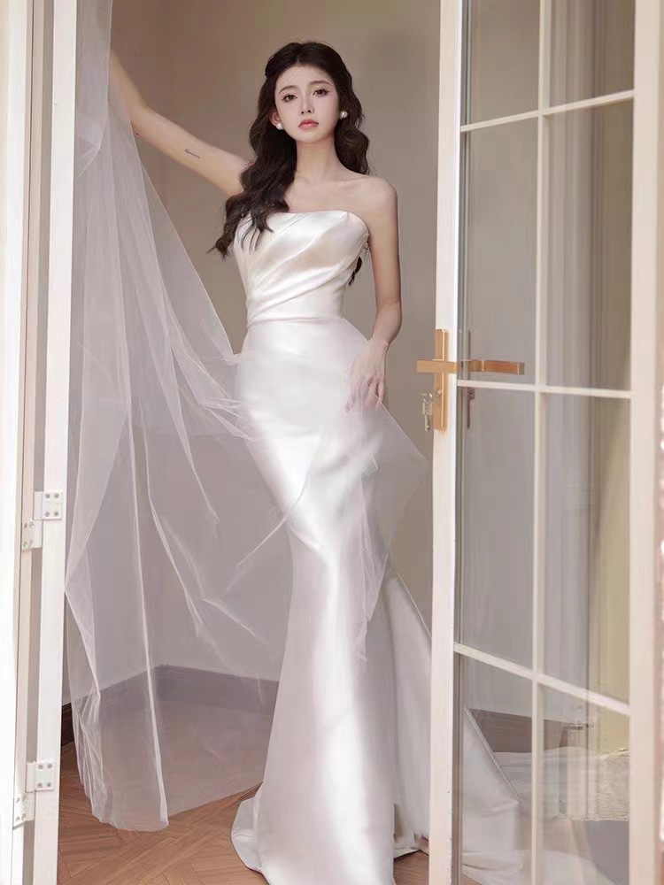 Nuevo temperamento de novia francesa de pecho de cola de novia alta sensación de cintura de cola de pescado blanco satén simple vestido de bienvenida