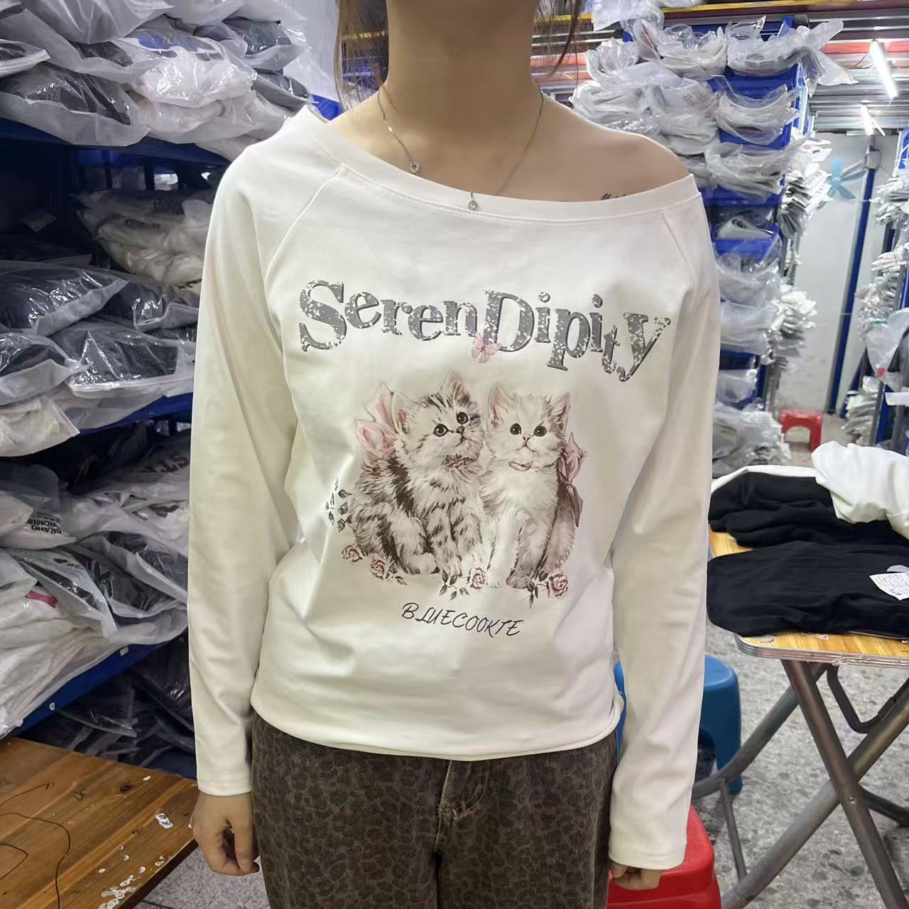 Dz-32 Slanted Collar Off-Shoulder Long-Sleeved T-Shirt for Women