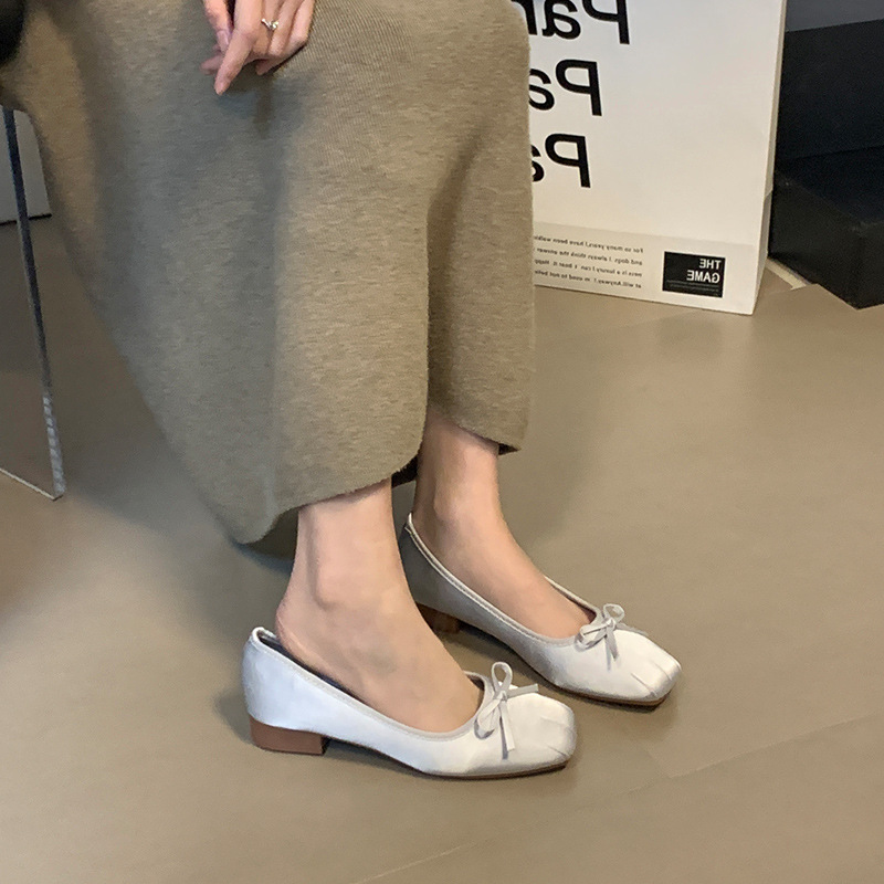 Suave seda cuadrada zapatos de ballet de primavera 2025 nuevo nicho arco de talón grueso zapatos de mariposa poco profundos zapatos de mariposa