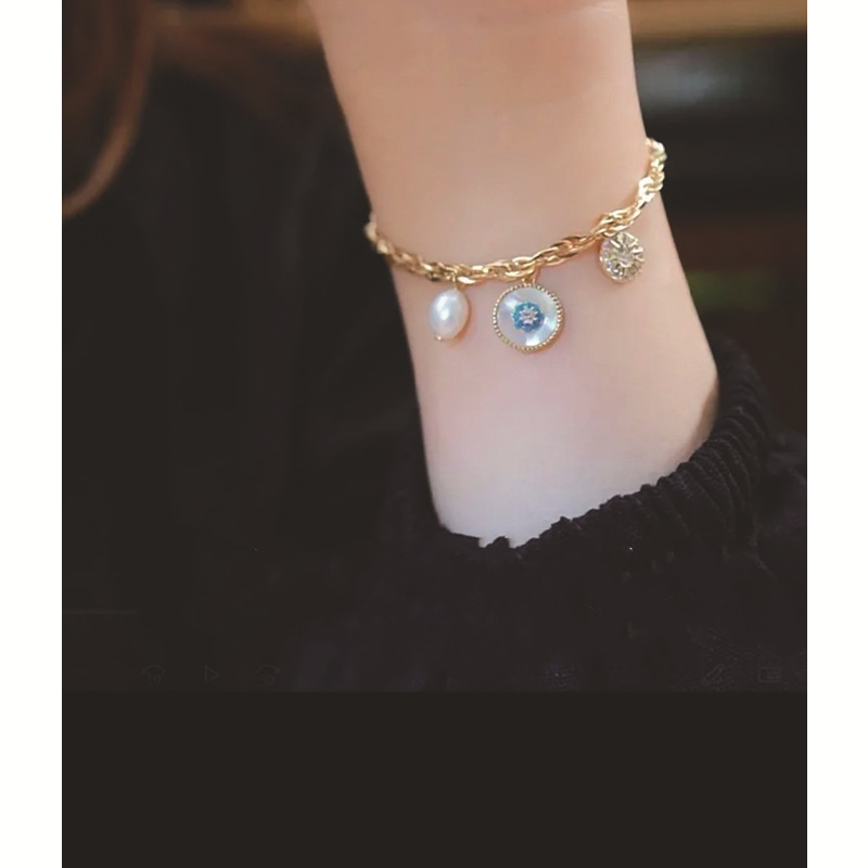 Fashionable elegant bracelet pearl with zircon