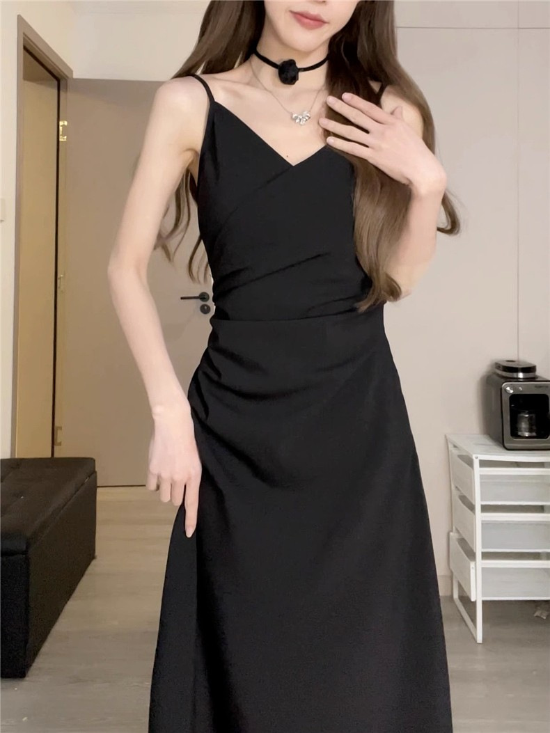 赫本黑色吊带连衣裙子女夏季2024新款百搭收腰显瘦气质春季长裙