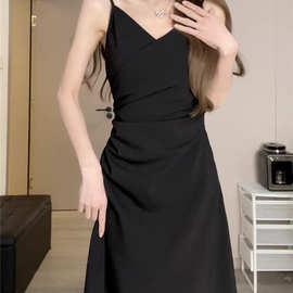 赫本黑色吊带连衣裙子女夏季2024新款百搭收腰显瘦气质春季长裙