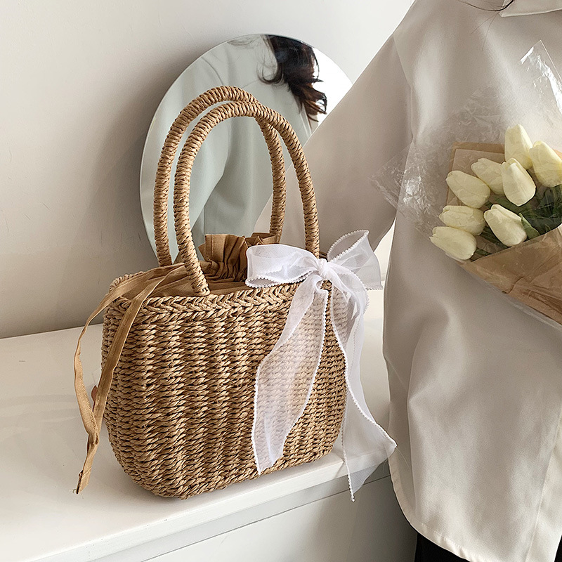 Summer straw one-shoulder bag with bow