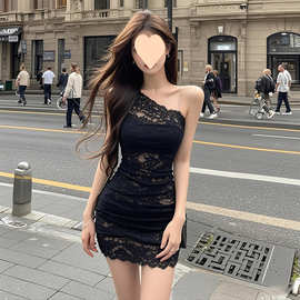 黑色斜肩蕾丝设计连衣裙女2025修身高冷气质千金束腰纯欲包臀短裙