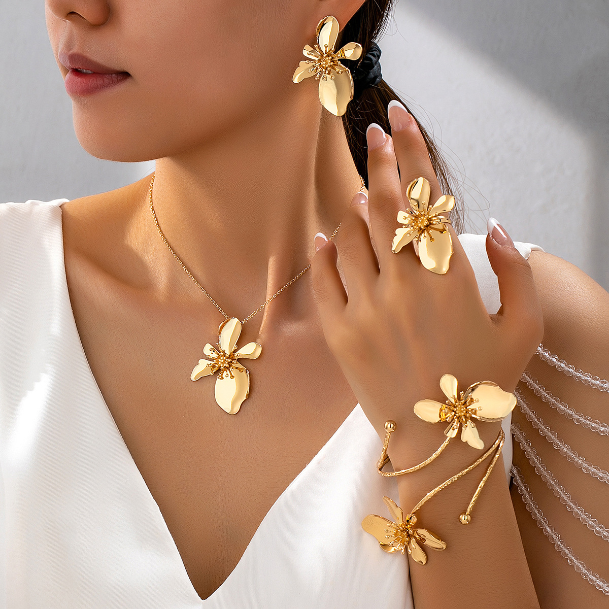 New Self-Developed Cross-Border European and American Elegant and Simple Design with a Fresh and Sweet Feel, Golden Flower Jewelry