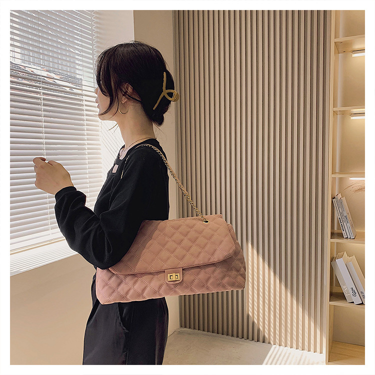 The new diamond-shaped chain bag for women is a trendy and fashionable matte single-shoulder armpit bag for commuting. The large-capacity crossbody bag is a cross-border trend undefined