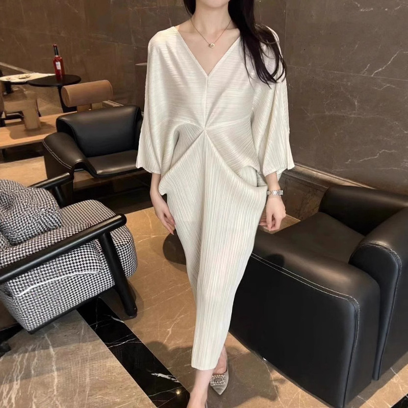 Women's Dolman Sleeve dress Dress High-end Summer New V-neck Loose Slimming Elegant All-match Pleated Skirt Women's Dolman Sleeve dress Dress High-end Summer New V-neck Loose Slimming Elegant All-match Pleated Skirt