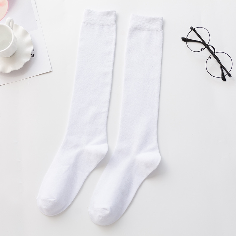 Calcetines de la pantorrilla de las mujeres dos o tres barras rayaron los altos calcetines del algodón estilo preppy llano blanco y negro Otoño e Invierno calcetines del estilo de JK al por mayor image 10