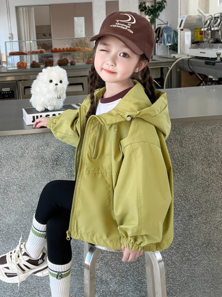 Niñas encapuchadas trajes de asalto a prueba de viento 2025 nuevos niños primavera y otoño estilo exterior casual niñas chaqueta deportiva al aire libre