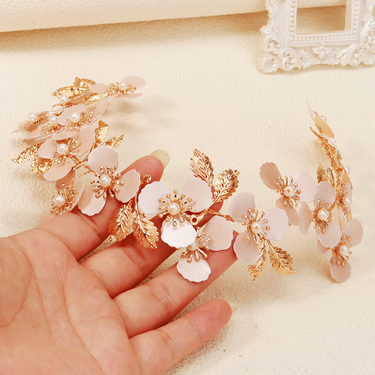 レトロな高貴な金色の花びらのヘッドバンド手織りソフトヘアフープフォレストスタイルホリデーヘアアクセサリーエスニックスタイルブライダルヘッドドレス