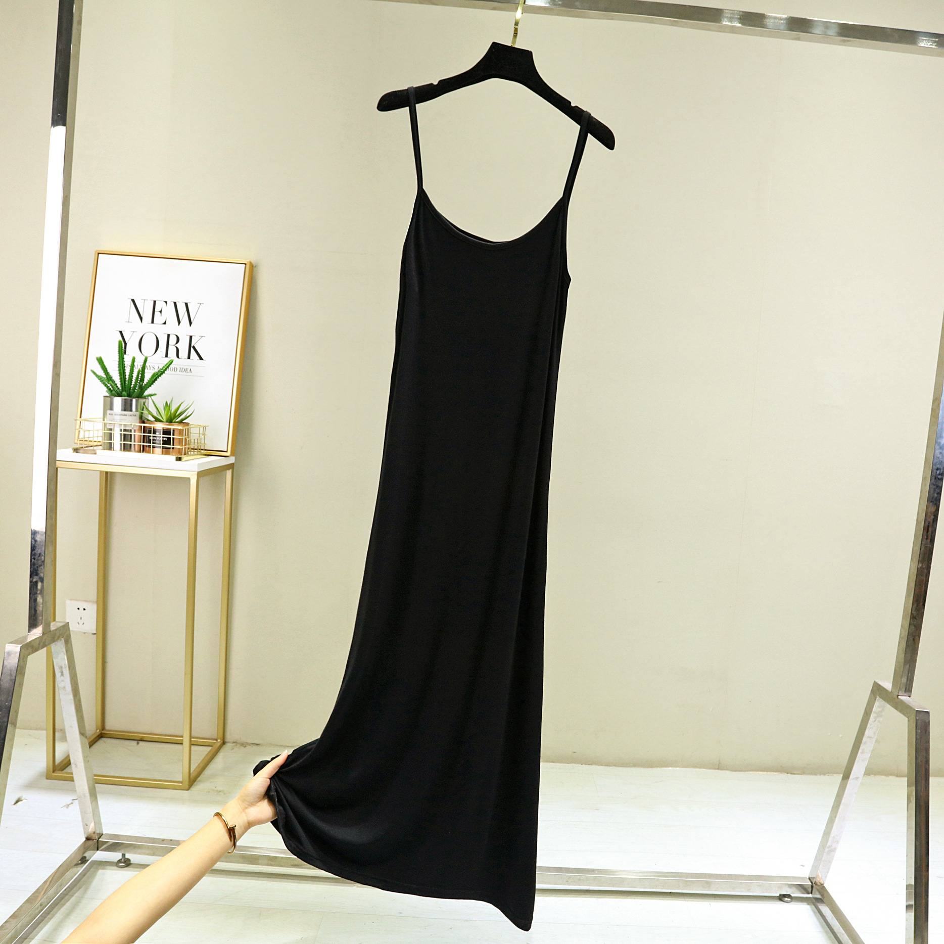 モーダルストラップのベストスカートの女性の夏の中には、袖なしのロングスカートの裏地が痩せている中長のワンピースがあります。