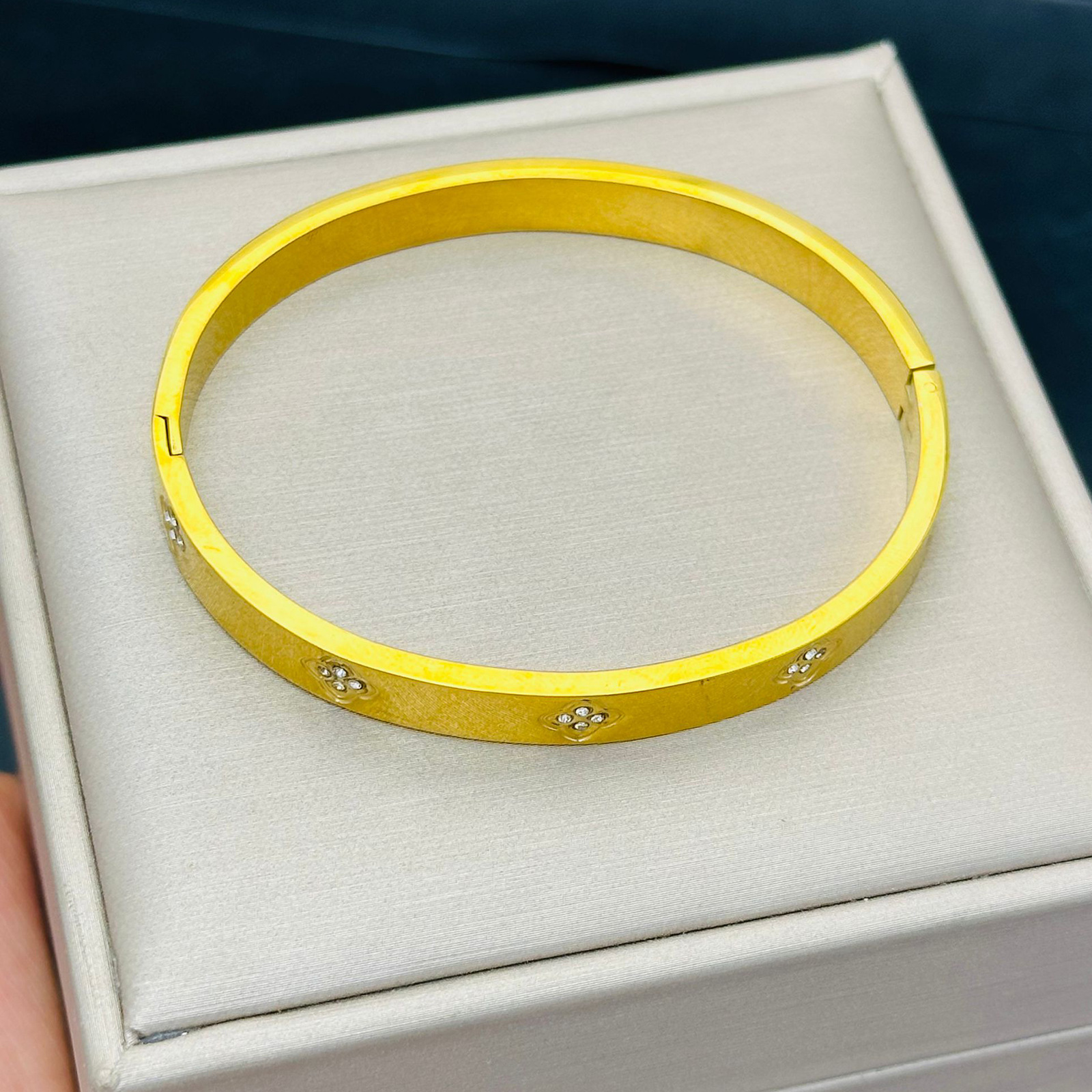 Cuatro hojas de hierba brillante pulsera de diamantes transfronterizas pareja femenina de moda lujosa no desvanecerse pulsera de anillo de moda novia de acero de titanio