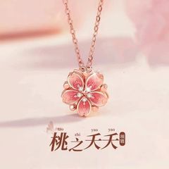 360°旋转桃花吊坠女夏轻奢小众设计高级感桃之夭夭项链礼物送女
