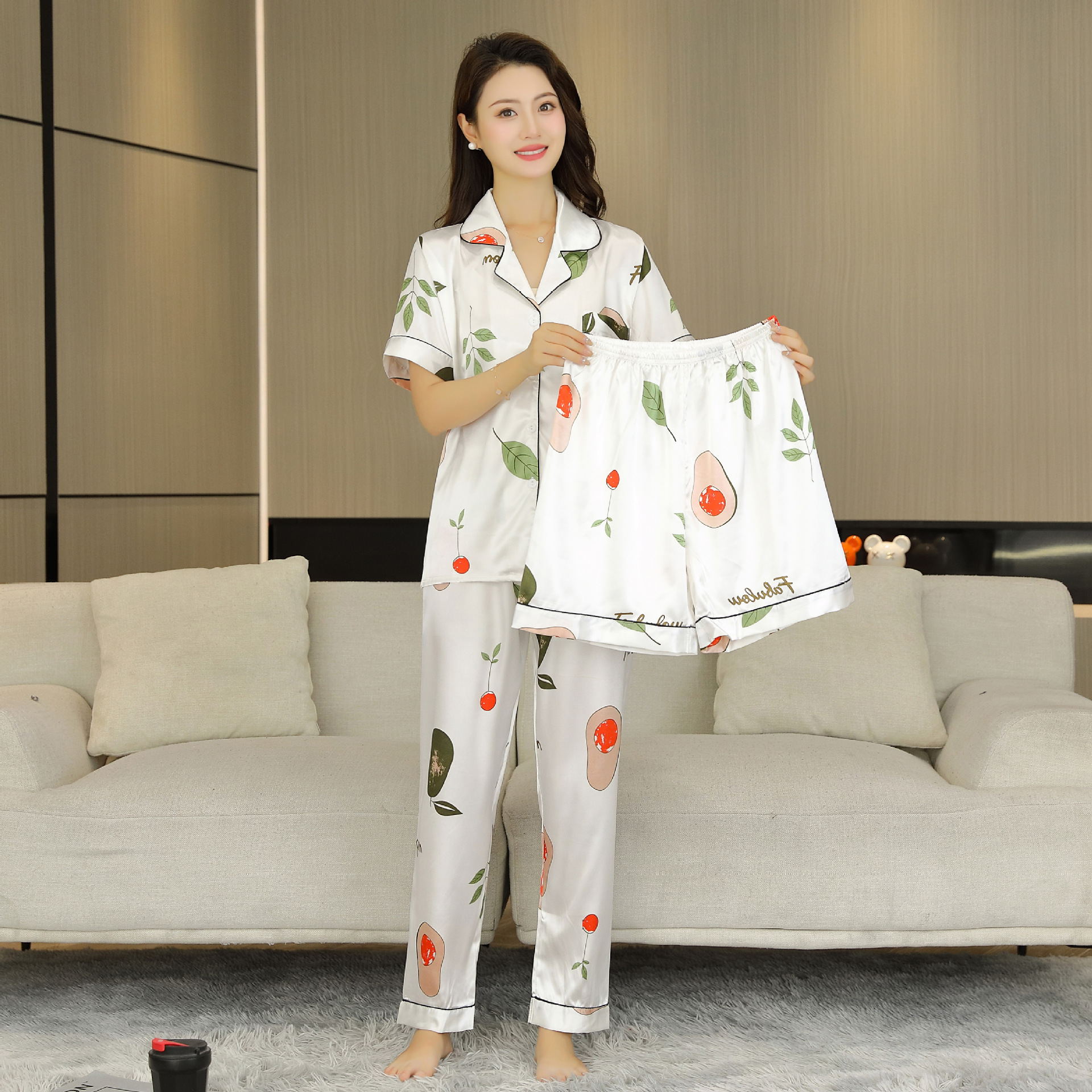 2025 nuevo estilo pijama mujer verano hielo seda fina solapa pantalones de manga corta traje de tres piezas se puede usar en el exterior