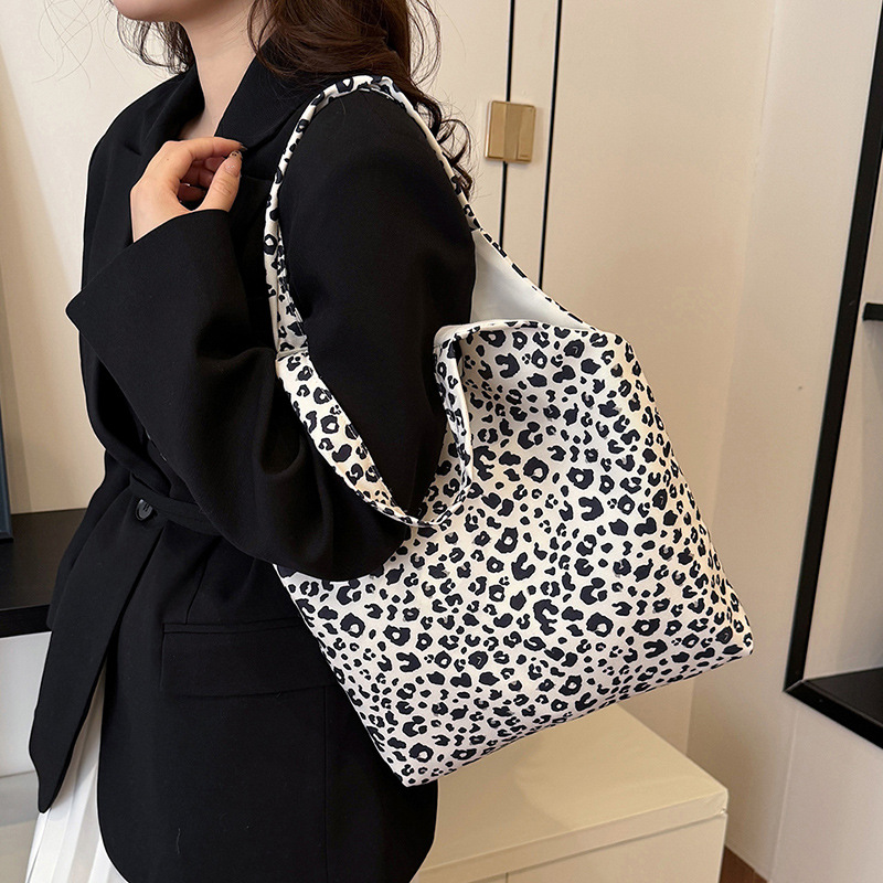 La sensación de relajación de la personalidad de la bolsa de leopardo de gran capacidad de mujer nueva bolsa de algodón simple de hombro universal bolsa de viaje de clase