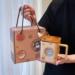 本物のトムとジェリーの共同ブランドセラミックマグ、蓋とスプーン付き、かわいいカップルウォーターカップ、女の子の誕生日ギフトカップ