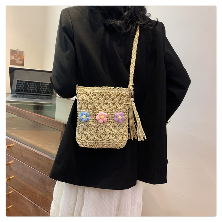 Women's Medium Straw Flower Vacation Beach Tassel Weave Hollow Zipper Straw Bag display picture 10