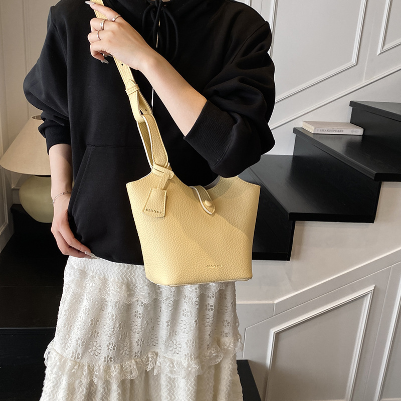 Moda coreana de gran capacidad bolsas de cubo de mano mujeres 2025 primavera y verano nueva canasta de lichi mochila de hombro