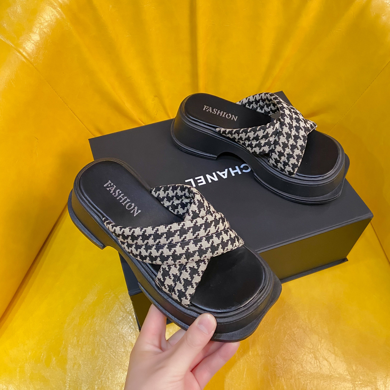 Matsuke Cross Hausschuhe für Damen Sommer Oberbekleidung 2024 Neue Qianniao karierte dicke Sohle Strandschuhe_voghion.com