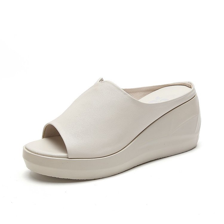 2025 nueva moda de verano versátil antideslizante de tacón suave para usar zapatillas frías para mujeres