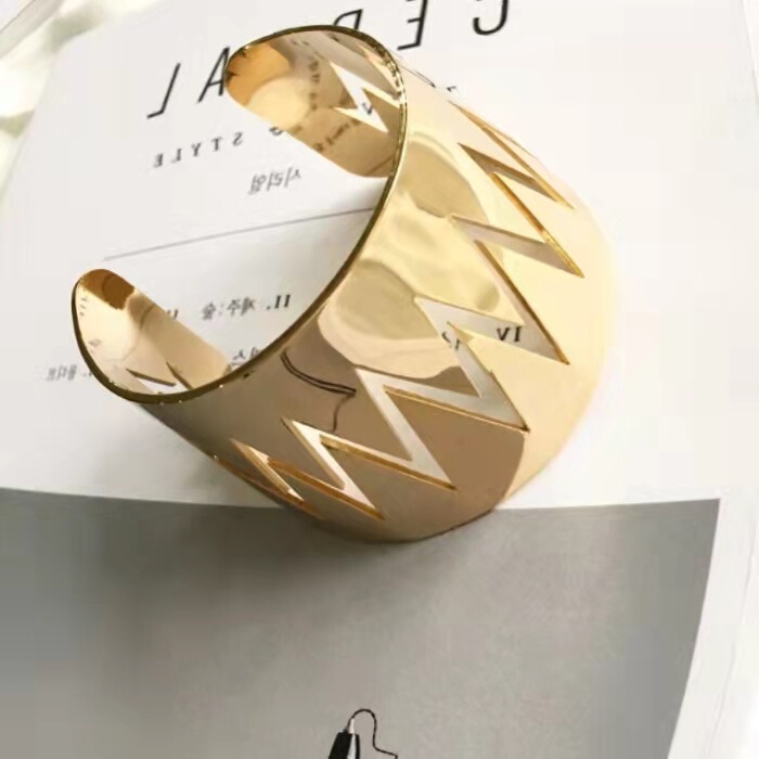 European and American Exaggerated Heartbeat Hand Ornament Metal Wide Face Serrated Hollow Bracelet Personality Opening Bracelet Adjustable Jewelry New