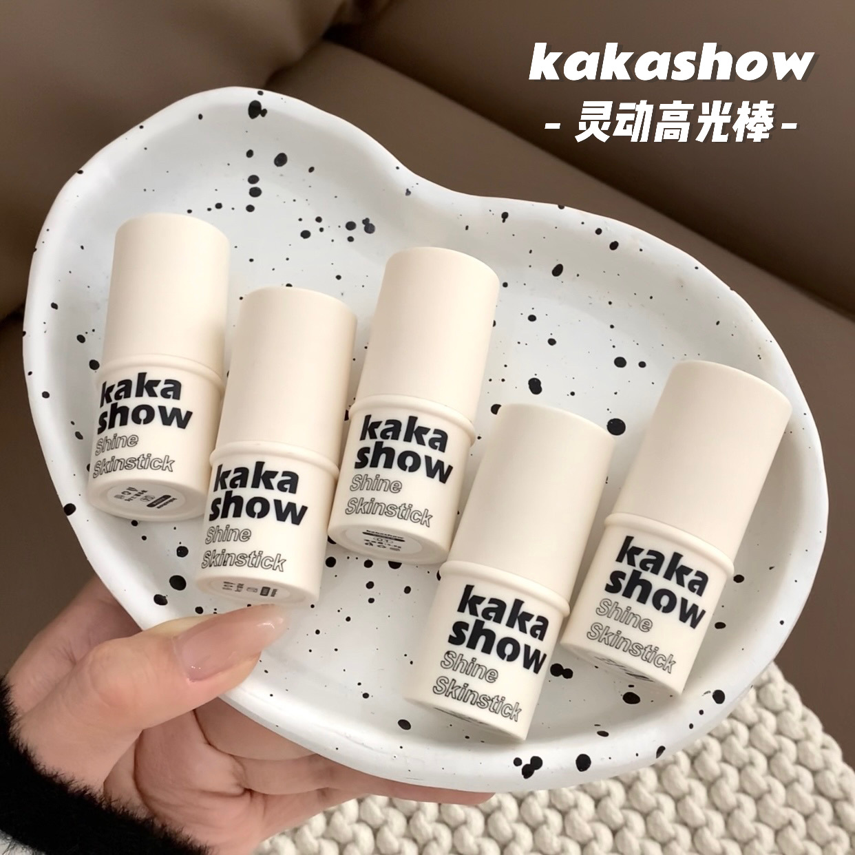 kakashow's Dynamic High-gloss bars are light, moist, and have a natural, clear, and pink luster. Wholesale for energetic girls undefined