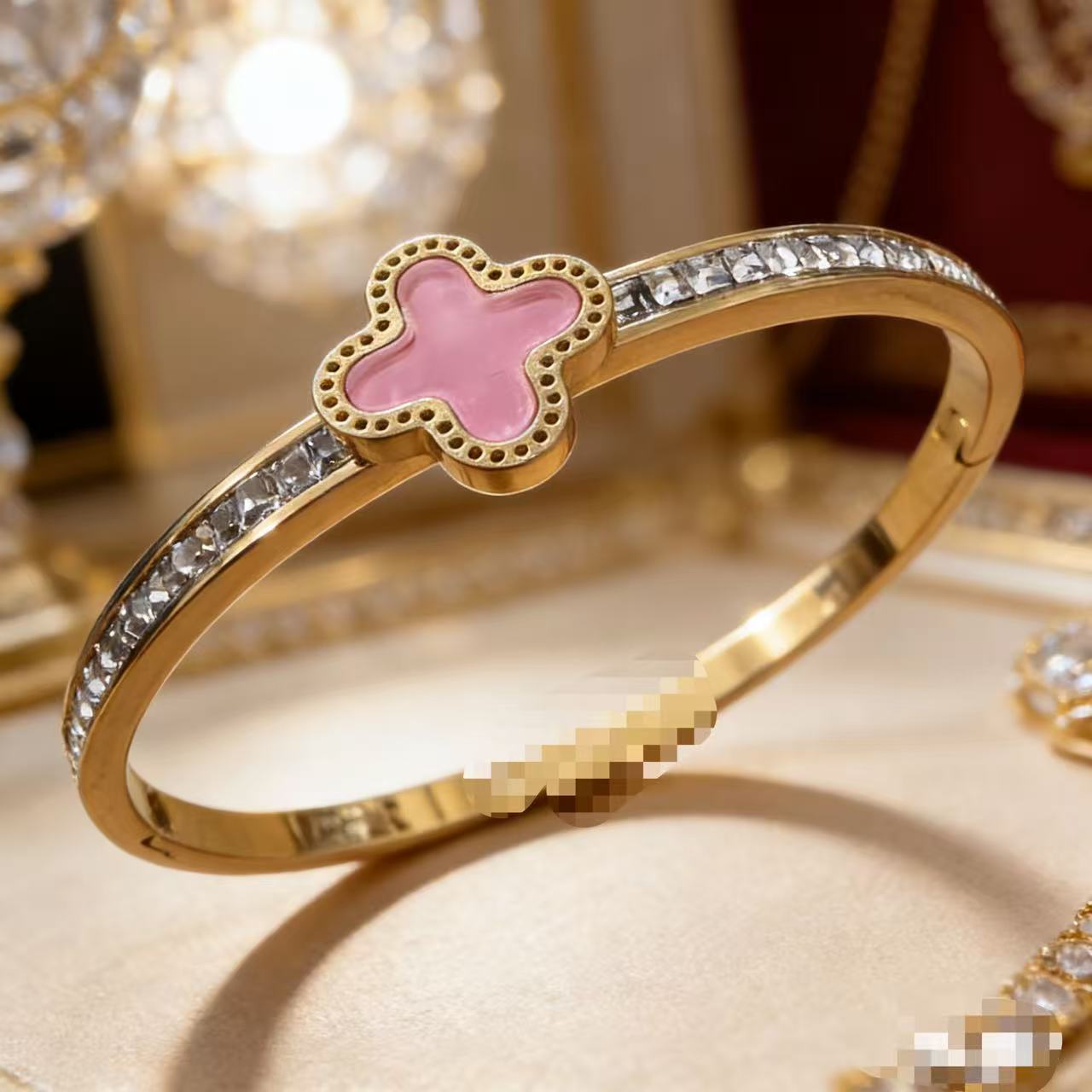 2025 新しいヨーロッパとアメリカのビッグブランドチタン鋼ブレスレット非退色ステンレス鋼ブレスレットバックルオープニングハンドジュエリー卸売