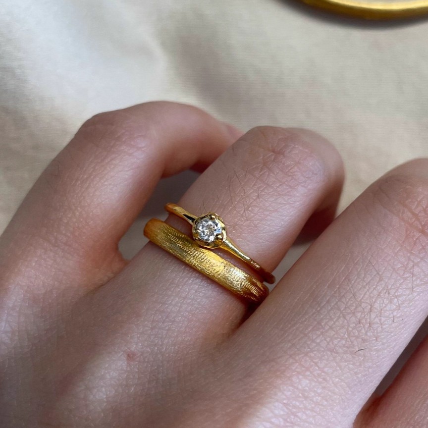 Vintage-Ring aus gebürstetem, schlichtem, mattem Gold mit einem einzelnen Diamanten, schmale Form, geeignet zum Stapeln als Zeigefingerring._voghion.com